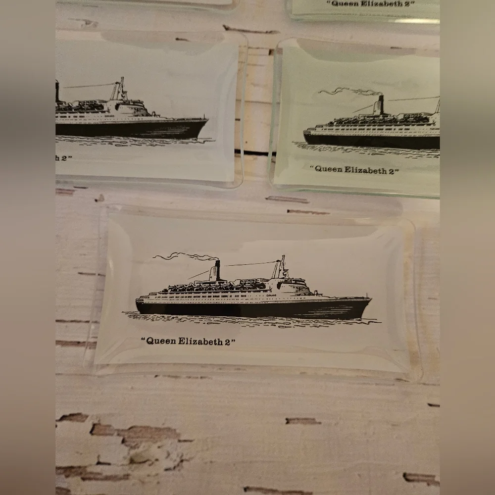 Vintage Set of Five Queen Elizabeth 2 Ship Small Plates - Picture 5 of 10